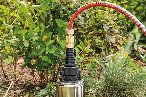 Gartenpumpe mit Schlauch